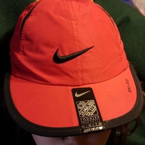 H2# Nike red hat kids